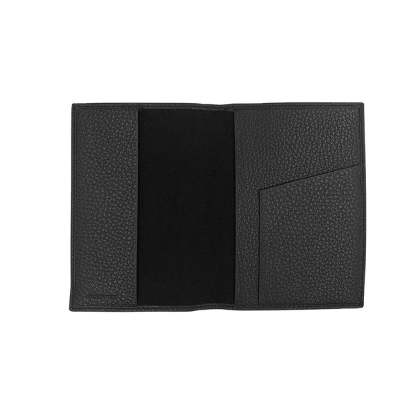 Reisepass-Hülle aus genarbten Leder in schwarz von Mersor Studio 